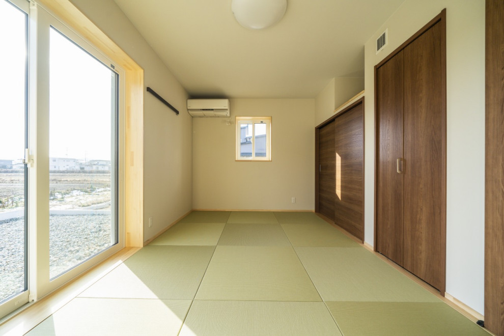 Photo of a mid-sized asian master bedroom in Other with white walls, tatami floors, no fireplace, green floor, wallpaper and wallpaper.