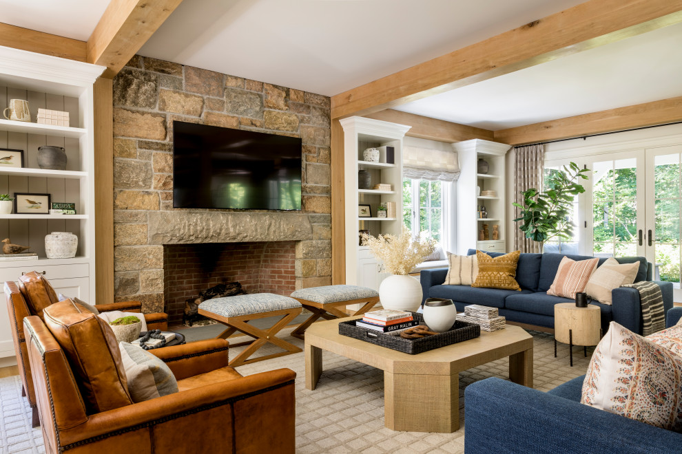 Свежая идея для дизайна: гостиная комната в стиле неоклассика (современная классика) с синим диваном - отличное фото интерьера