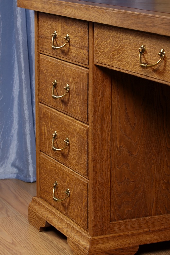 Дубовый письменный стол