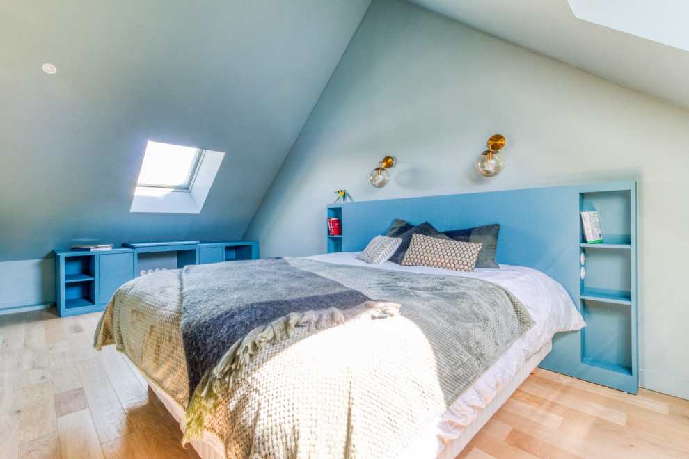 Ejemplo de dormitorio infantil actual de tamaño medio con suelo de madera clara