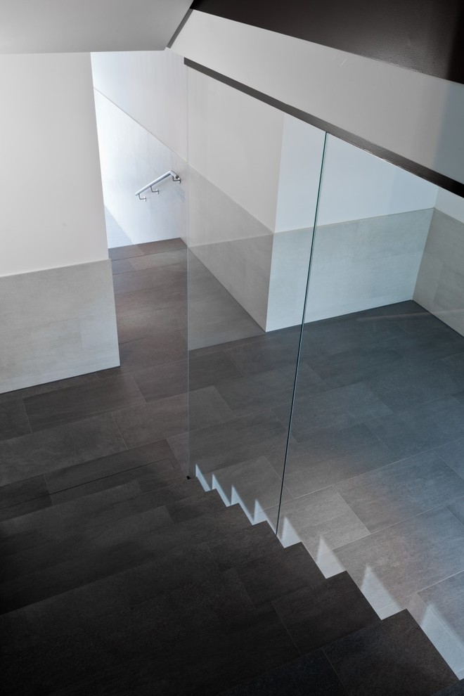 Großes Modernes Foyer mit Keramikboden in Köln