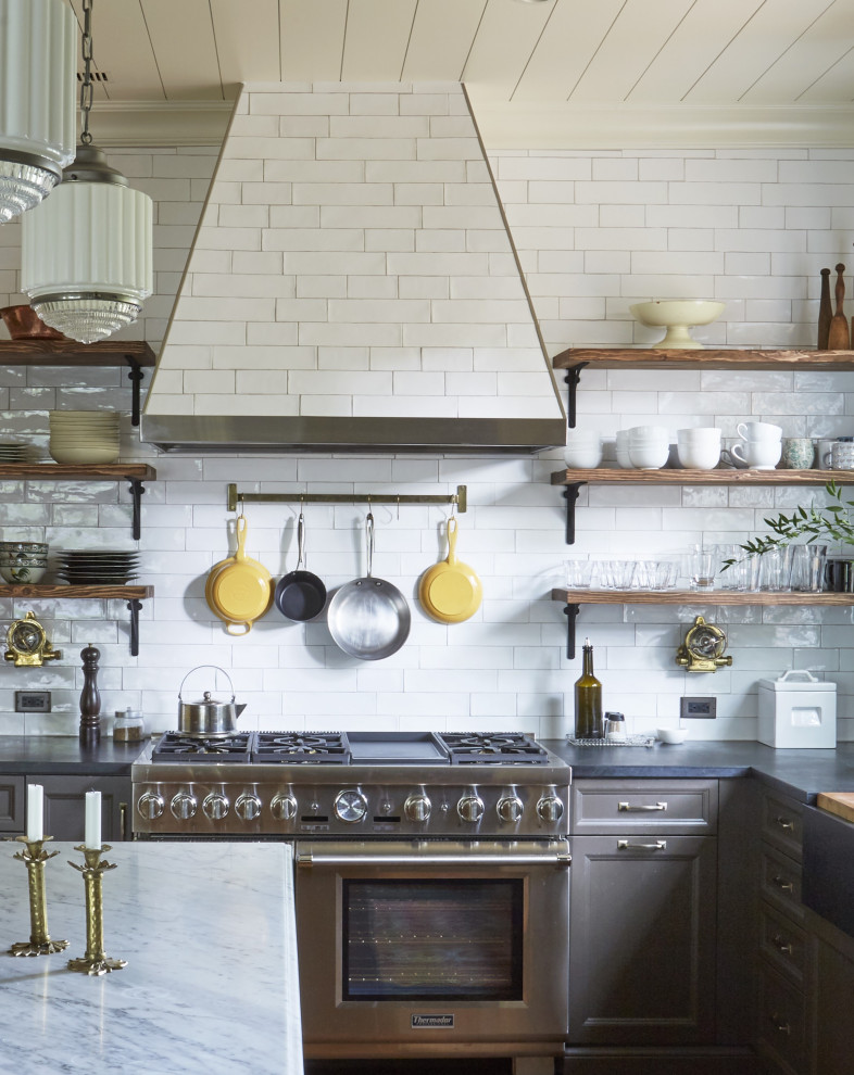 Example of a transitional kitchen design in Chicago