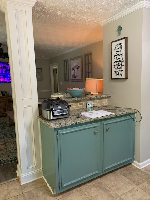 Transitional home design photo in Atlanta