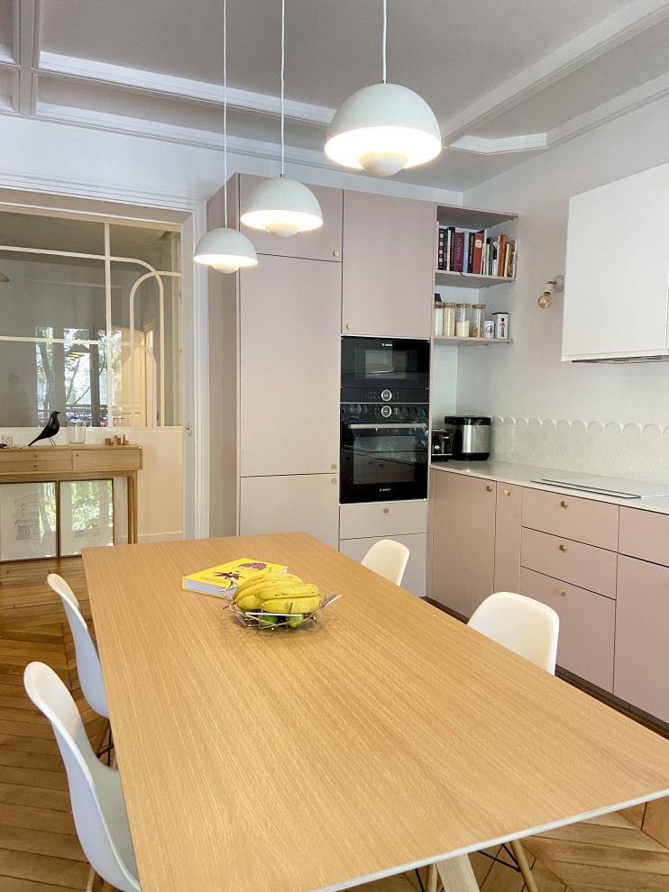 Immagine di una grande cucina moderna con ante rosa, top in quarzite, paraspruzzi bianco, paraspruzzi con piastrelle in ceramica, nessuna isola e top bianco
