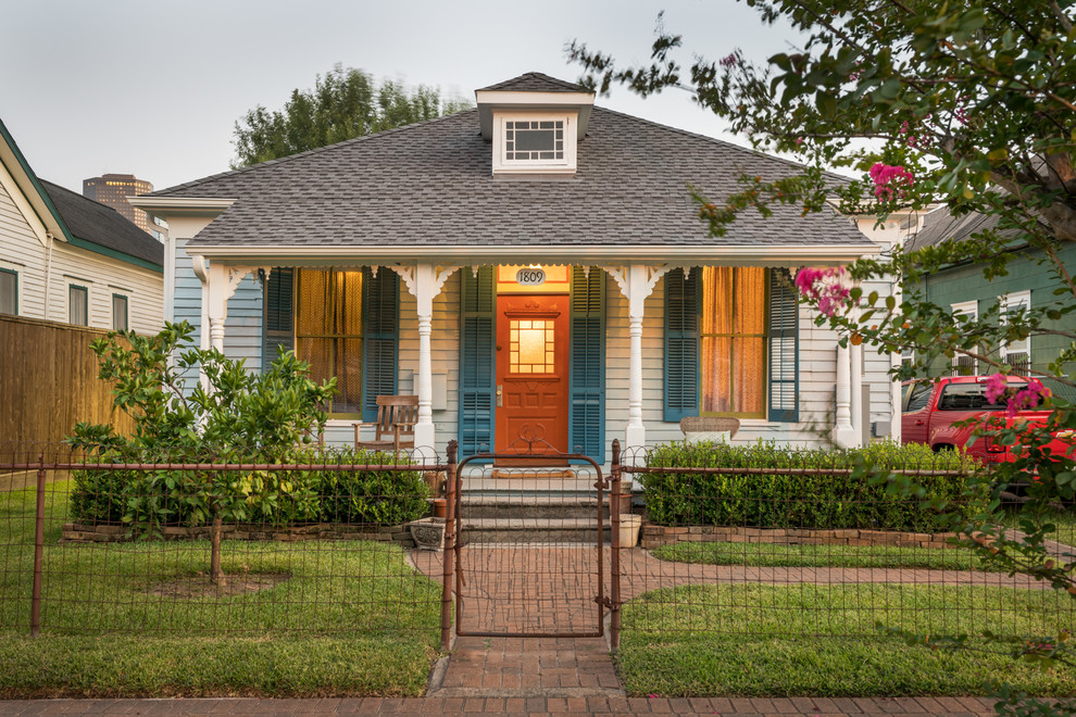 Mid-sized traditional one-storey white house exterior in Houston with wood siding, a hip roof and a shingle roof.