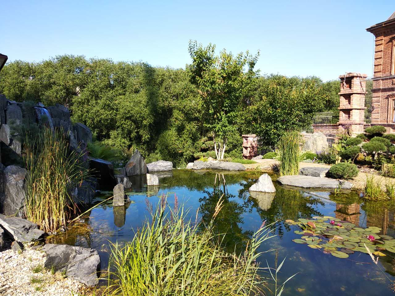 Декоративный водоём с каскадом в Екатеринбурге