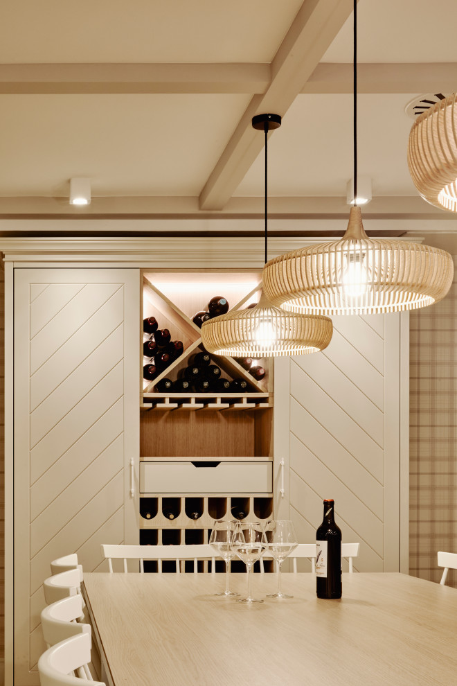 Ejemplo de comedor de cocina tradicional renovado grande sin chimenea con paredes beige, suelo laminado, casetón y papel pintado