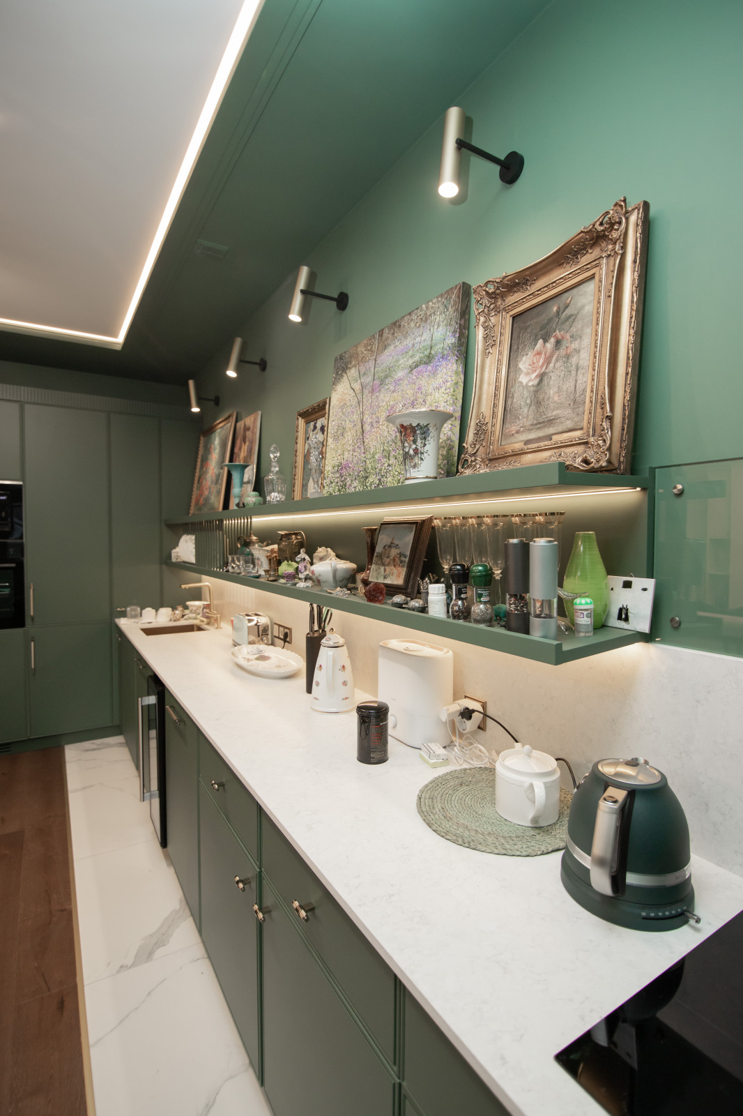 Стильная неоклассическая кухня в темно-изумрудном цвете