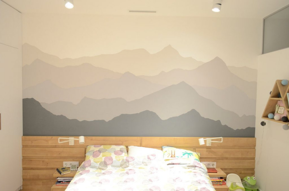 Idéer för mellanstora funkis könsneutrala barnrum kombinerat med sovrum och för 4-10-åringar, med flerfärgade väggar, laminatgolv och brunt golv
