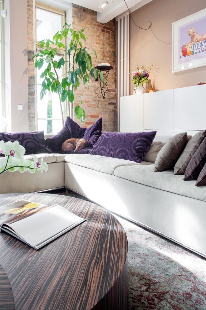 Imagen de salón para visitas abierto contemporáneo de tamaño medio con suelo de madera en tonos medios, televisor independiente y paredes beige