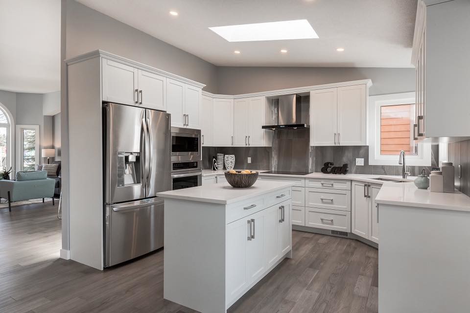 Kitchen - transitional kitchen idea in Calgary