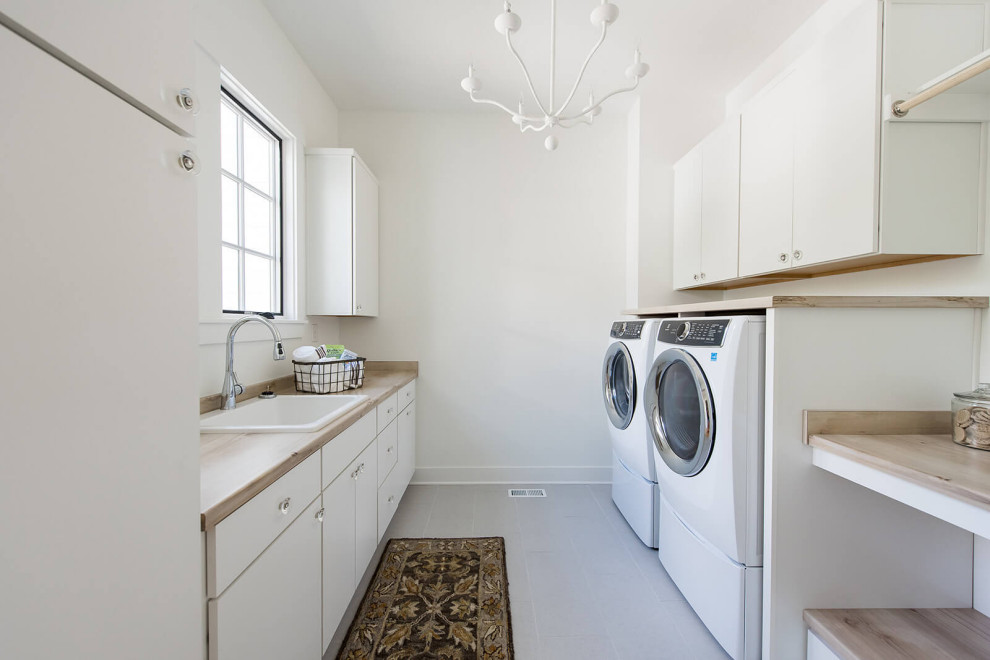 Inspiration för mellanstora minimalistiska parallella små tvättstugor