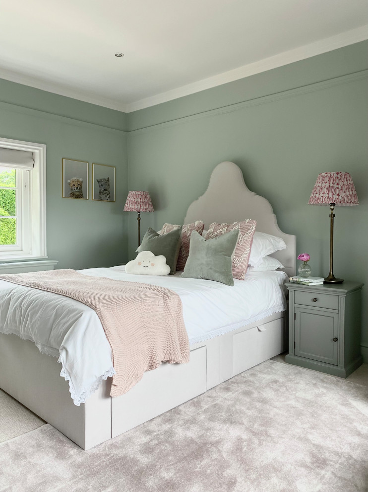 Idee per una camera da letto chic con pareti verdi, moquette, pavimento beige e pareti in perlinato