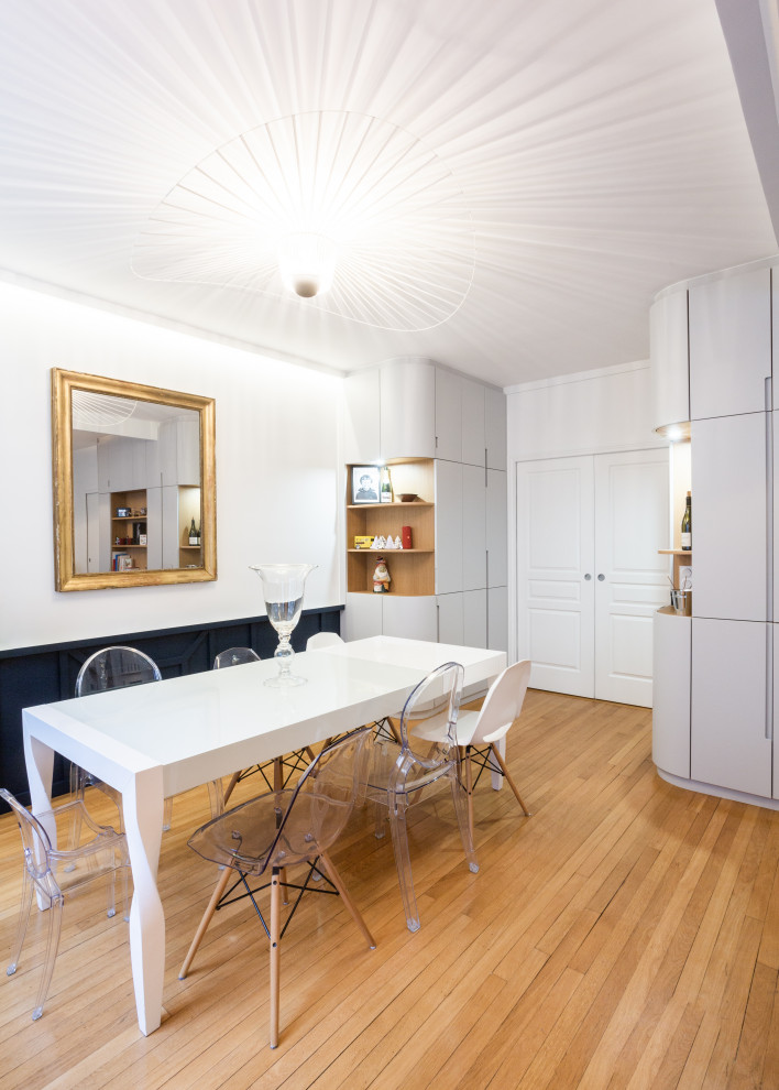 Réalisation d'une salle à manger design de taille moyenne avec un mur blanc, parquet clair et aucune cheminée.