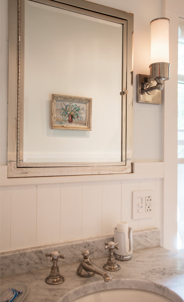 Cette image montre une salle de bain traditionnelle en bois de taille moyenne avec un placard sans porte, des portes de placard blanches, une baignoire posée, WC séparés, un carrelage blanc, des carreaux de céramique, un mur gris, un sol en marbre, un lavabo encastré, un plan de toilette en marbre, un sol gris, une cabine de douche à porte battante, un plan de toilette gris, meuble simple vasque, meuble-lavabo sur pied et un plafond en bois.