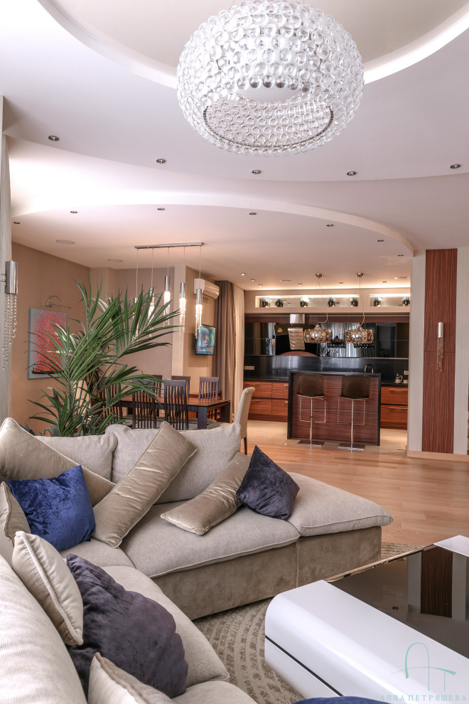 Foto di un grande soggiorno contemporaneo aperto con pareti grigie, pavimento in legno massello medio, TV a parete, pavimento beige, soffitto ribassato e carta da parati