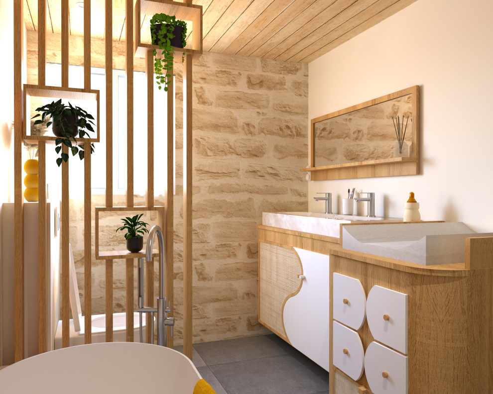 Modernes Badezimmer mit freistehender Badewanne, Wandtoilette, gelben Fliesen, Mosaikfliesen, beiger Wandfarbe, Trogwaschbecken, grauem Boden, Einzelwaschbecken und freistehendem Waschtisch in Sonstige
