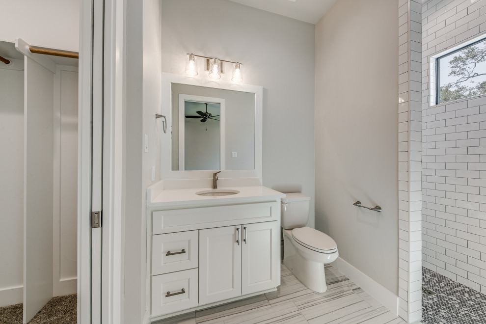 Diseño de cuarto de baño único y a medida clásico renovado con armarios con paneles empotrados y puertas de armario blancas