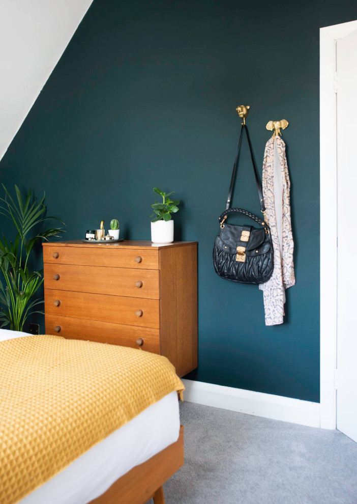 На фото: хозяйская спальня среднего размера в стиле ретро с зелеными стенами, ковровым покрытием, серым полом, сводчатым потолком и кирпичными стенами без камина с