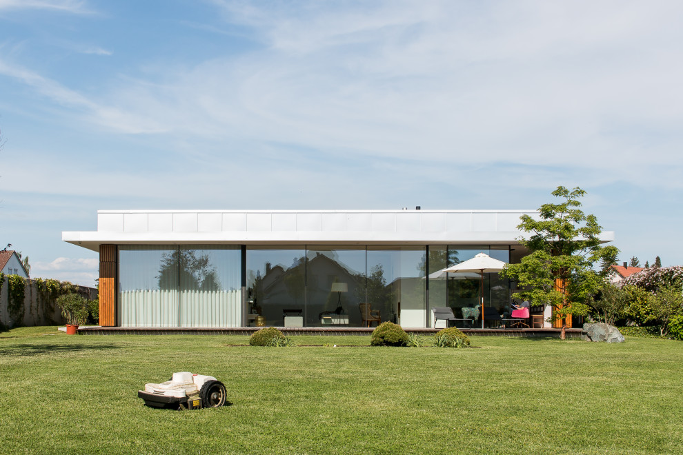 Großes, Einstöckiges Modernes Haus mit Backsteinfassade, Flachdach und Verschalung in Sonstige