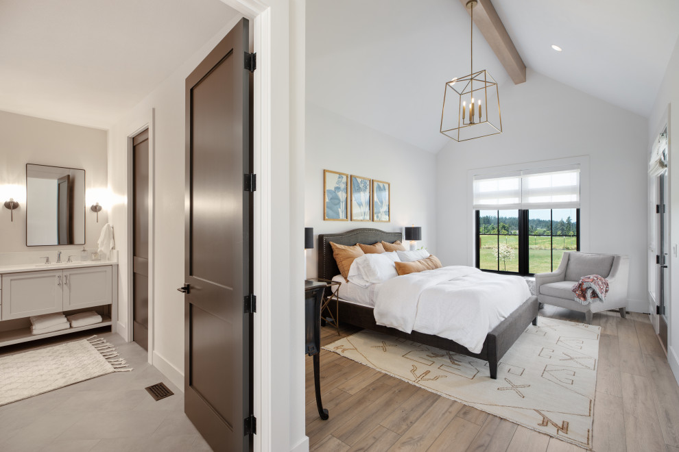 ポートランドにある広いカントリー風のおしゃれな主寝室 (白い壁、クッションフロア、暖炉なし、茶色い床、表し梁)