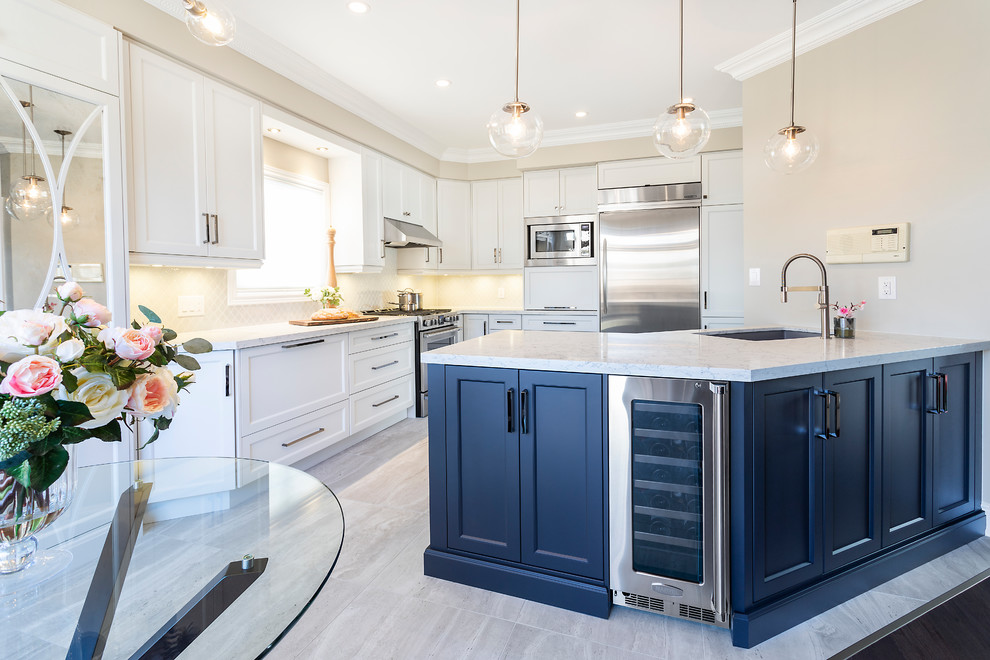Kitchen - transitional kitchen idea in Toronto