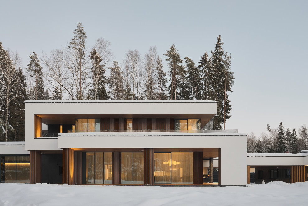 Immagine della villa grande bianca contemporanea a due piani con rivestimenti misti, tetto piano, copertura mista, tetto nero e pannelli sovrapposti