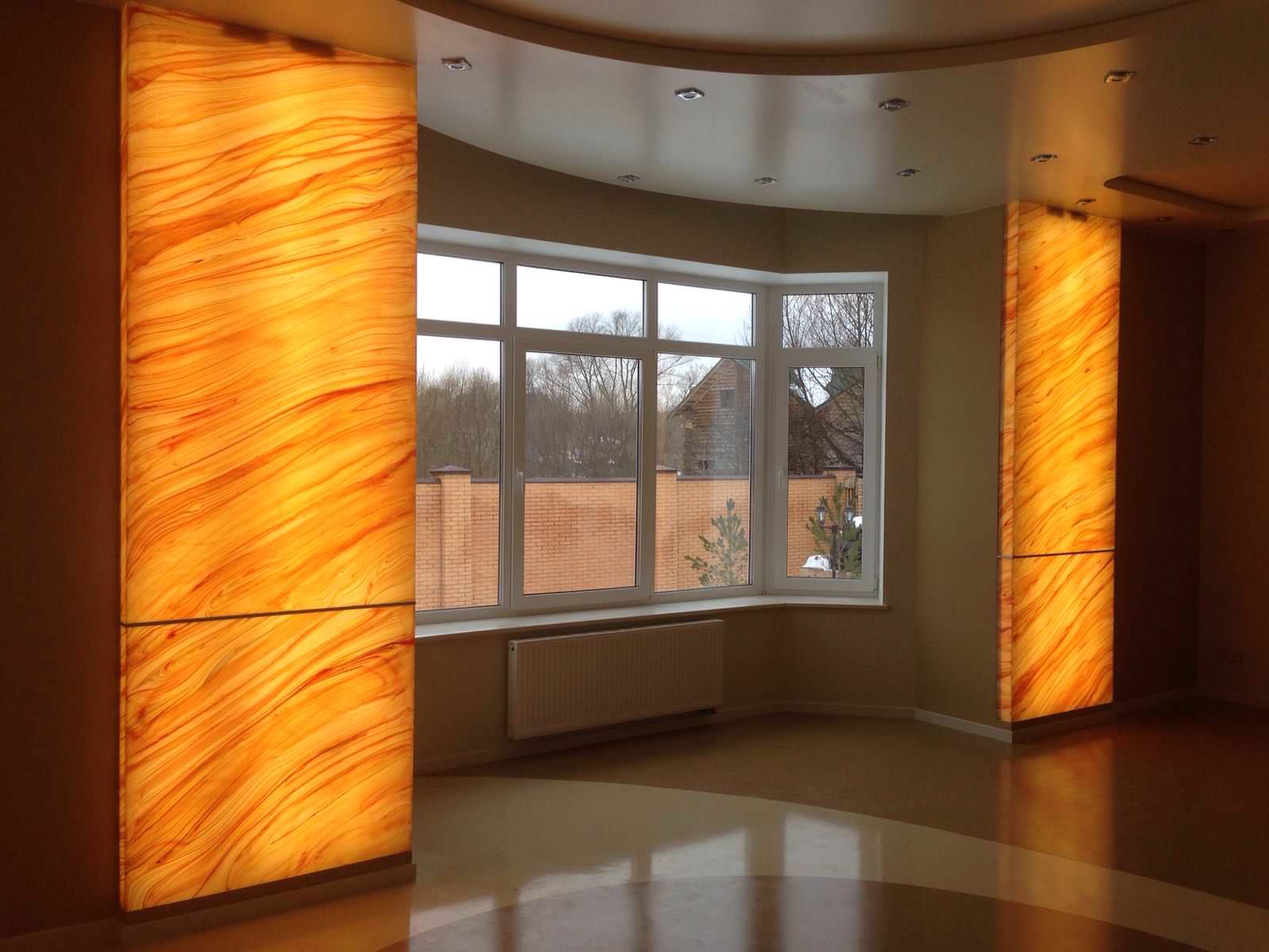 Колонны в загородном доме, из оникса