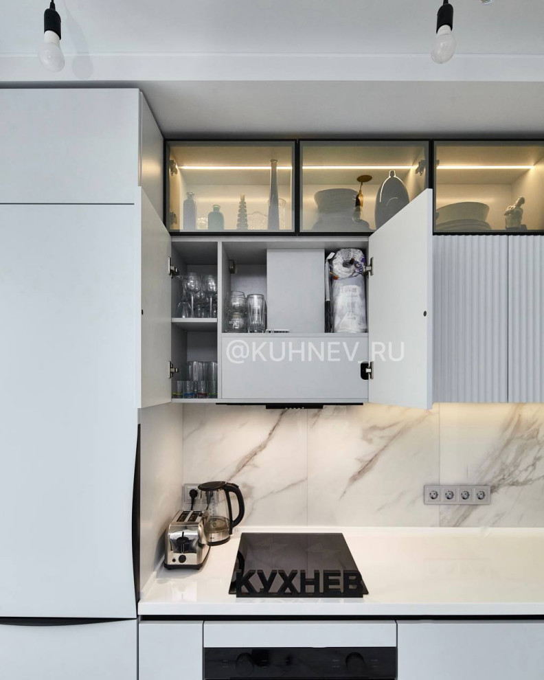 Кухня со стеклянными антресолями