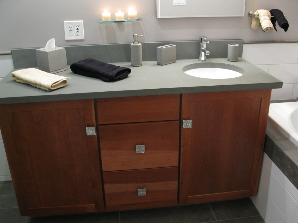 This is an example of a transitional bathroom in Los Angeles.