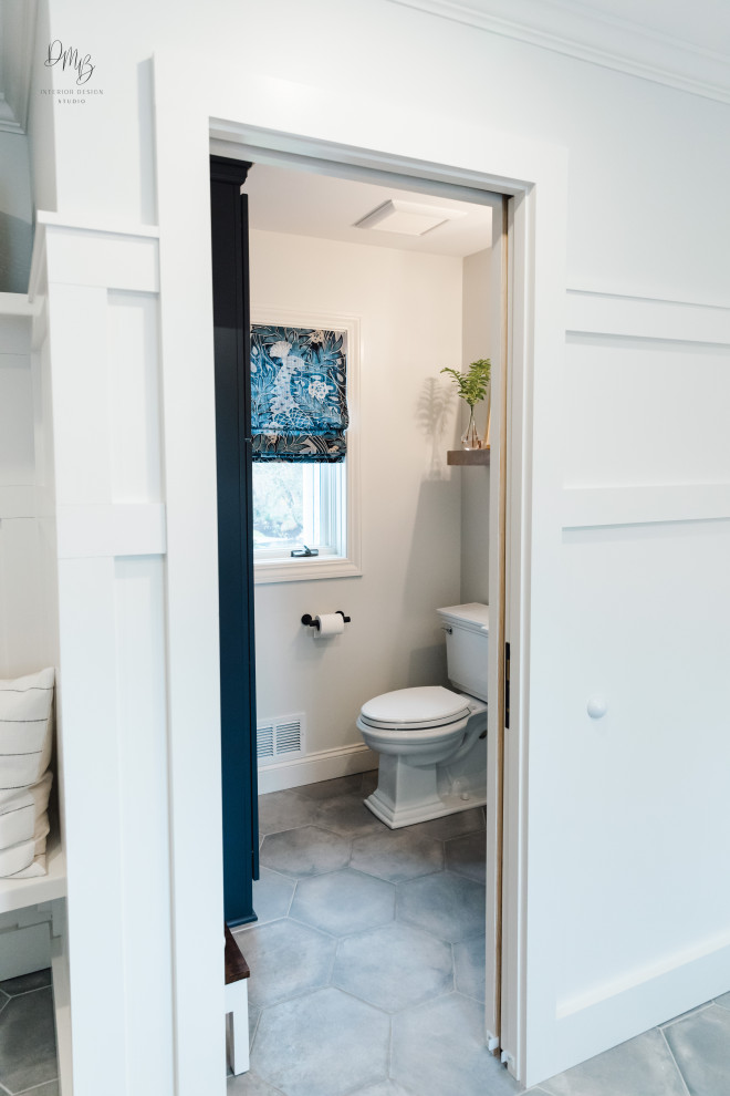 Foto di un bagno di servizio tradizionale con WC a due pezzi, pareti bianche, pavimento in gres porcellanato, lavabo a colonna, pavimento grigio e top bianco