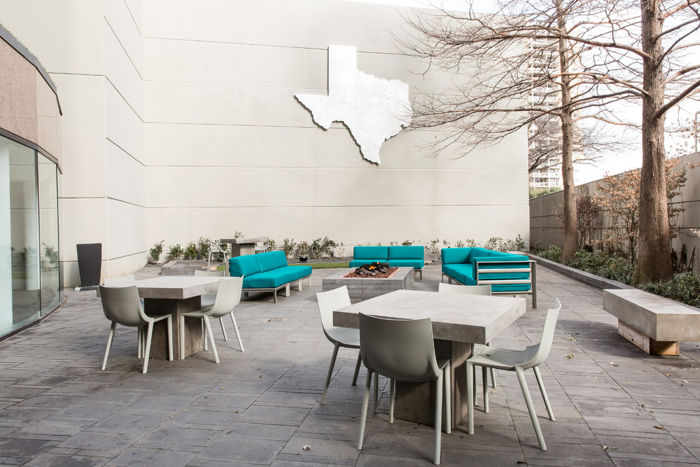 Deck - modern deck idea in Dallas