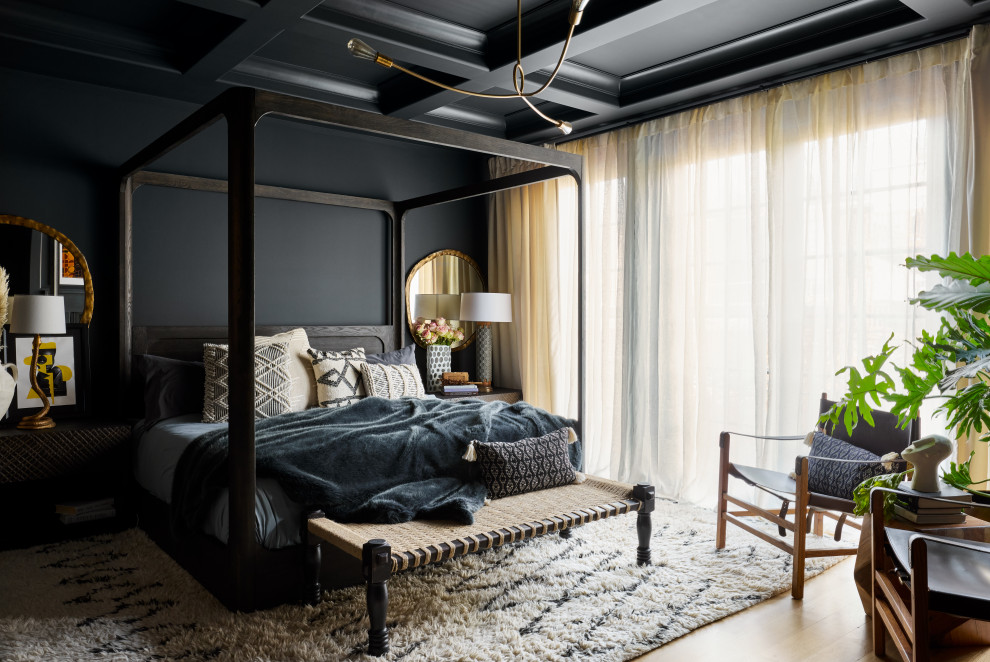 Modernes Schlafzimmer mit schwarzer Wandfarbe, hellem Holzboden, beigem Boden und Kassettendecke in Chicago