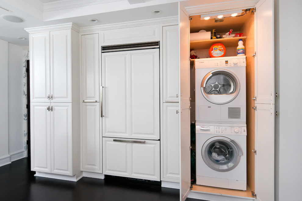 Transitional home design photo in Chicago