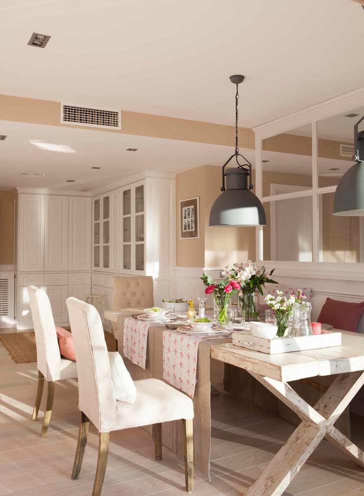 Foto de comedor romántico de tamaño medio abierto con paredes beige