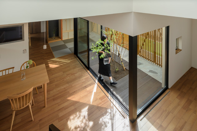 雁木の家 moderno-comedor