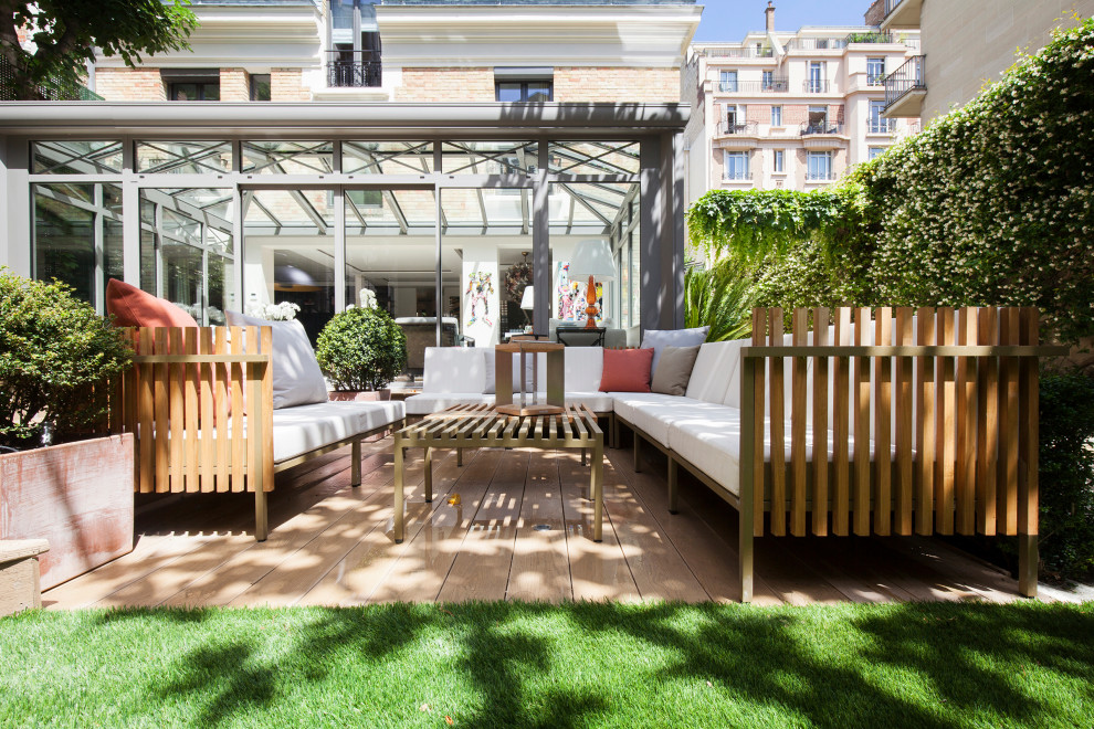 Inspiration for a mid-sized modern backyard and ground level deck in Paris with a container garden and no cover.