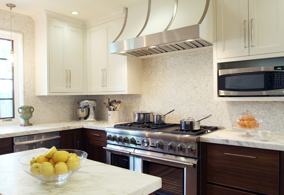 Kitchen - traditional kitchen idea in Jacksonville