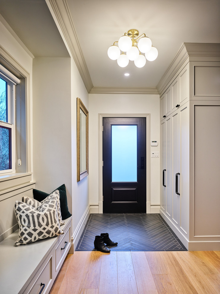 Ejemplo de distribuidor minimalista de tamaño medio con paredes blancas, suelo de baldosas de cerámica, puerta simple, puerta negra y suelo negro