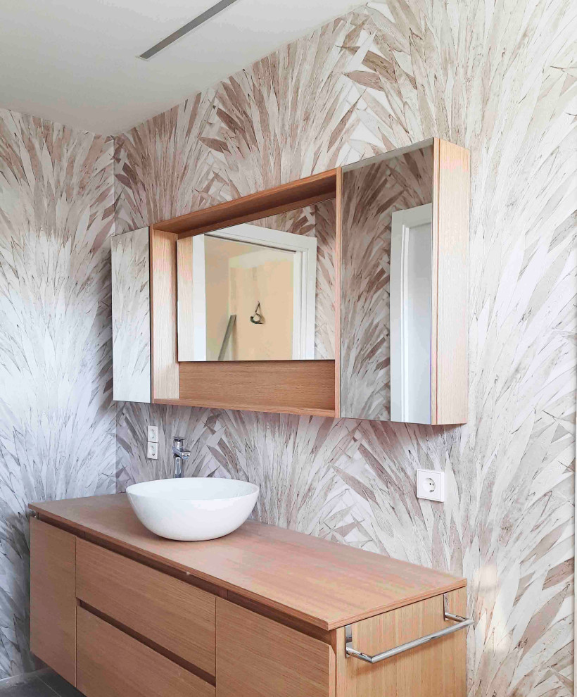 Design ideas for a scandinavian ensuite bathroom in Madrid with a vessel sink, an enclosed toilet and wallpapered walls.