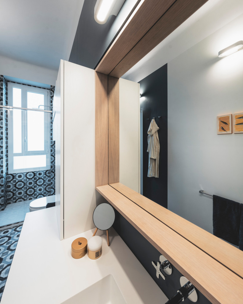 На фото: маленькая, узкая и длинная ванная комната в современном стиле с плоскими фасадами, белыми фасадами, душем в нише, раздельным унитазом, разноцветной плиткой, керамогранитной плиткой, разноцветными стенами, полом из керамогранита, душевой кабиной, накладной раковиной, столешницей из искусственного камня, бирюзовым полом, душем с раздвижными дверями, белой столешницей, тумбой под одну раковину и подвесной тумбой для на участке и в саду с