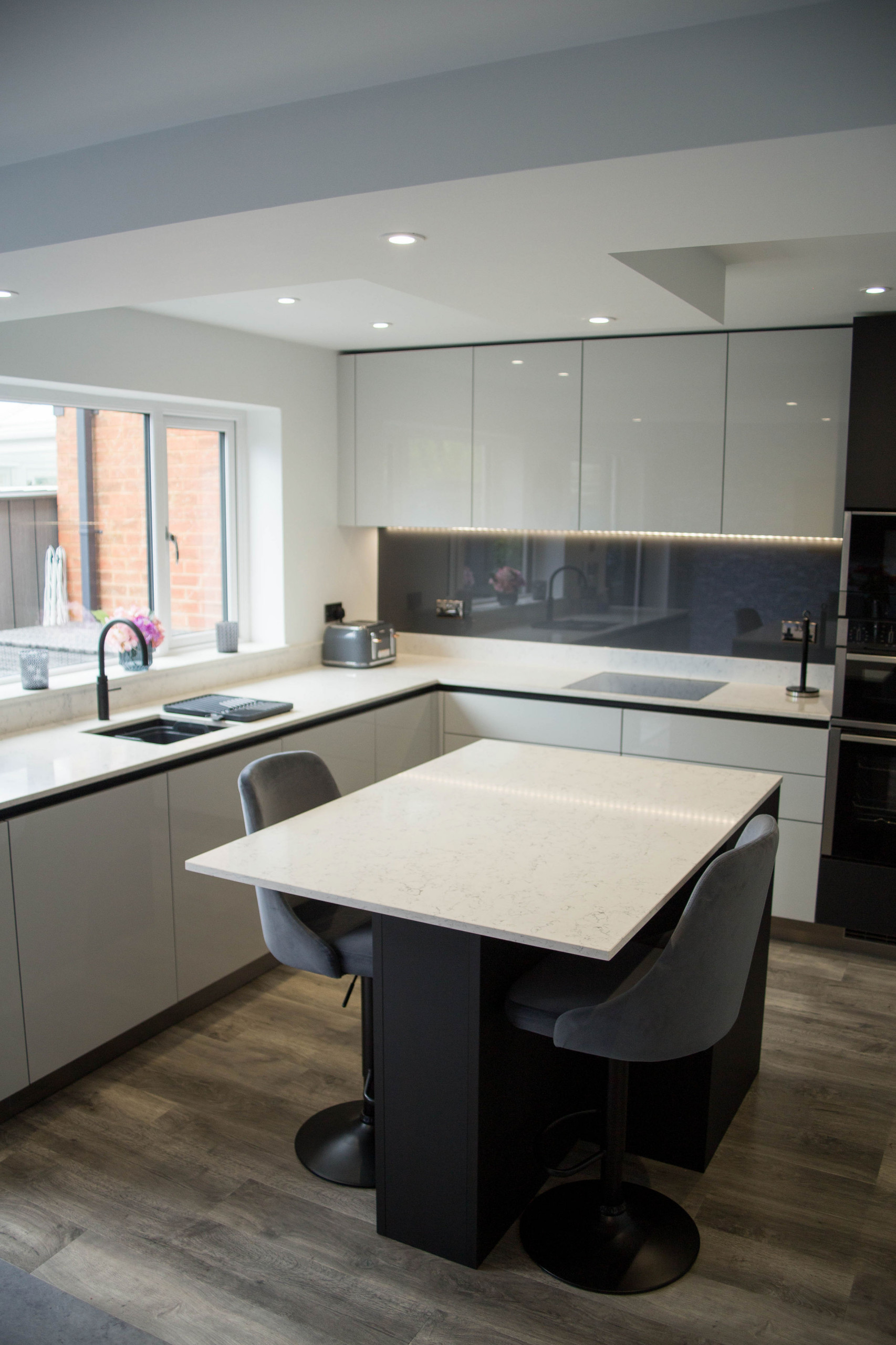 Ultra Matte Carbon and High Gloss Mist Handleless Kitchen