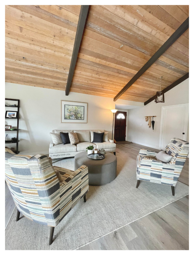 Идея дизайна: открытая гостиная комната среднего размера в современном стиле с белыми стенами, полом из фанеры, стандартным камином, фасадом камина из кирпича, разноцветным полом и деревянным потолком