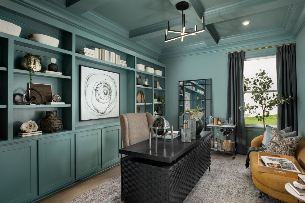 Источник вдохновения для домашнего уюта: кабинет в стиле неоклассика (современная классика) с синими стенами, паркетным полом среднего тона, отдельно стоящим рабочим столом, коричневым полом и кессонным потолком