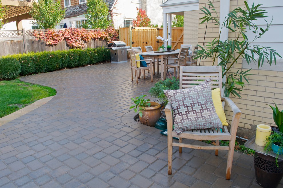 Inspiration for a transitional home design remodel in Chicago