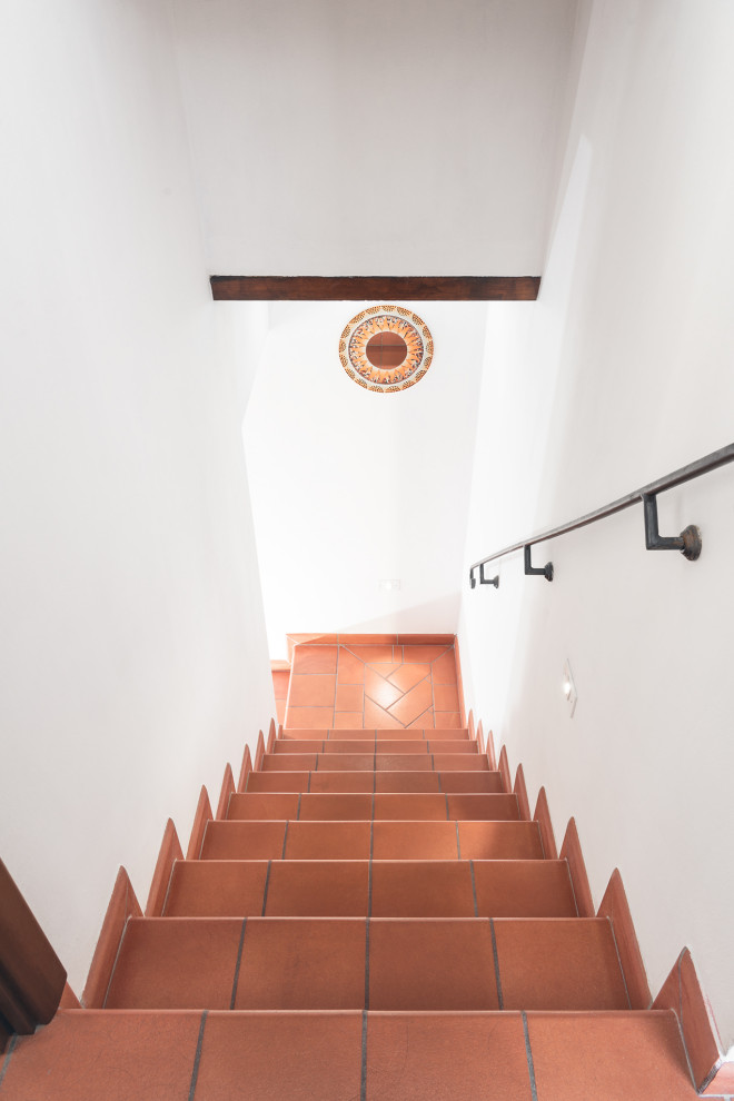 Kleine Moderne Treppe in U-Form mit Terrakotta-Treppenstufen, Terrakotta-Setzstufen und Mix-Geländer in Florenz