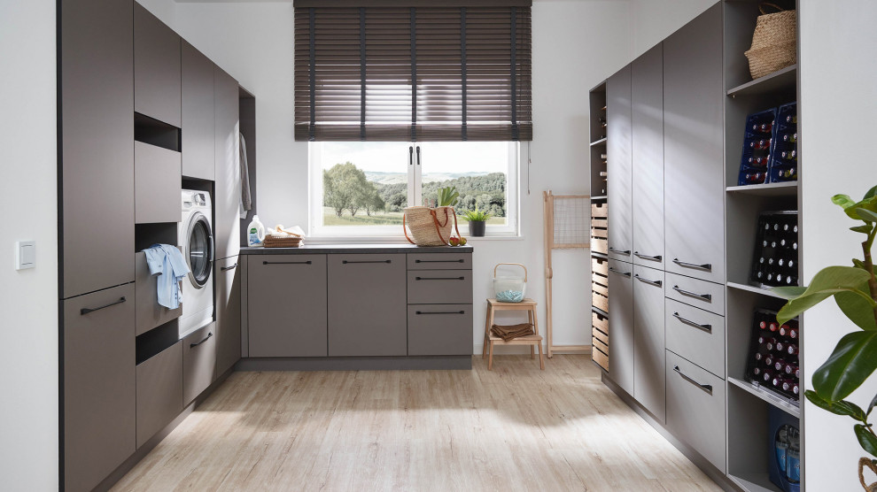 Idee per una cucina a L scandinava di medie dimensioni con ante lisce, ante grigie, top in laminato, pavimento in laminato, pavimento beige e top grigio