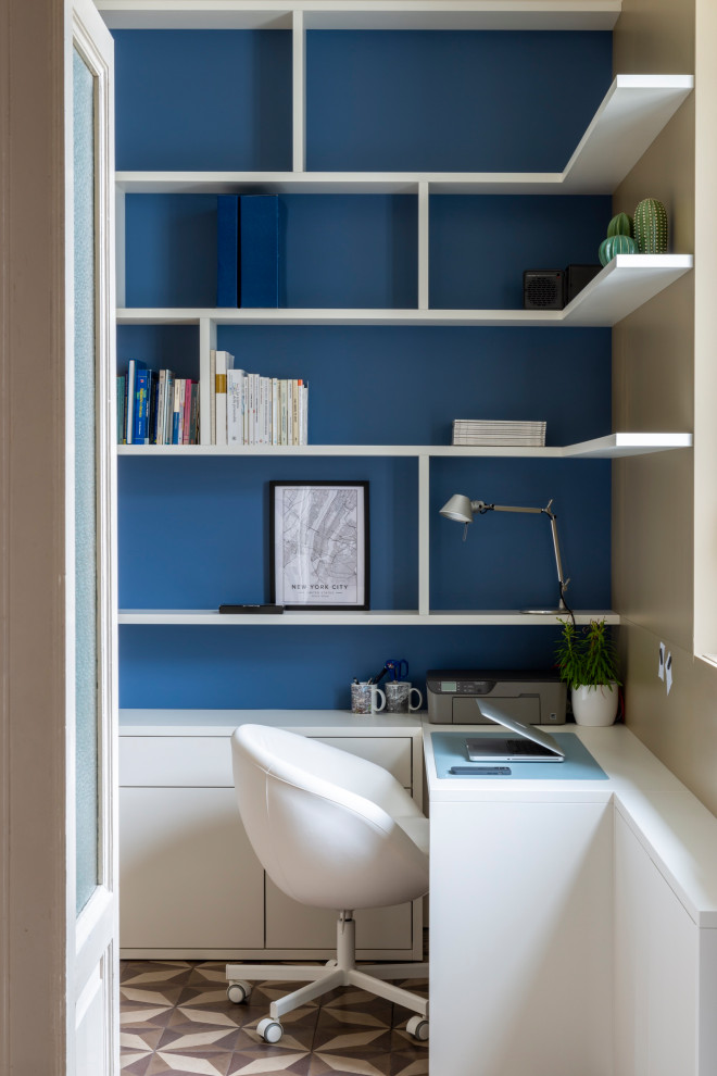 Esempio di una stanza da lavoro minimal di medie dimensioni con pareti beige, pavimento con piastrelle in ceramica e soffitto ribassato