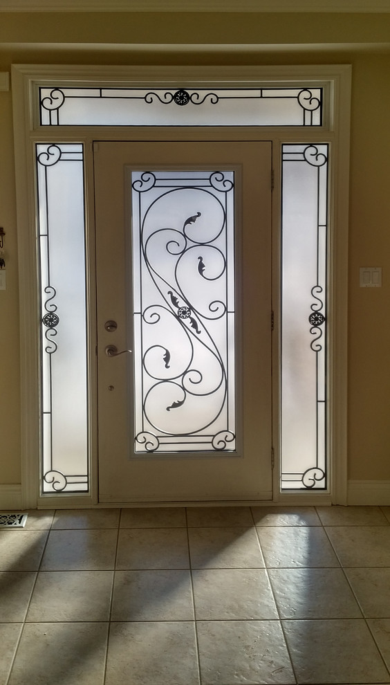 Transitional entryway photo in Toronto