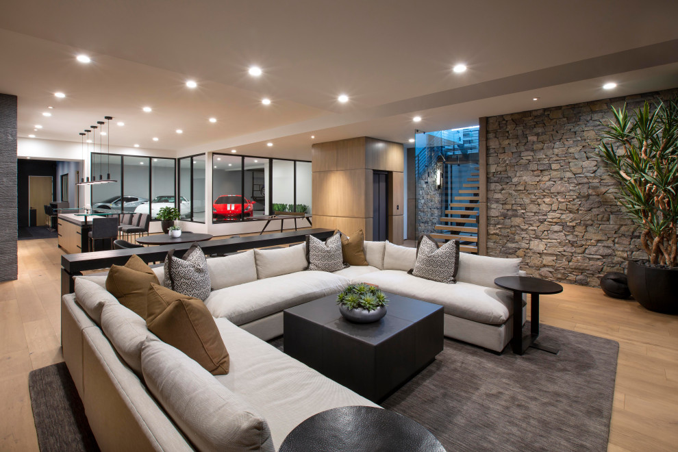 Foto di un ampio soggiorno moderno chiuso con pareti bianche, parquet chiaro e soffitto a cassettoni